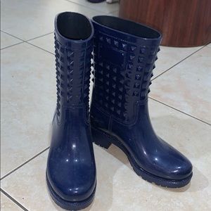 VINCE CAMUTO BLUE STUDDED RAINBOOTS ..